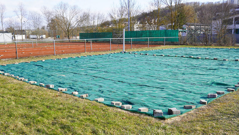 Mit einem Netz können Sie das Beachvolleyballfeld oder die Weitsprunggrube Ihres Sportvereins ganz einfach abdecken.