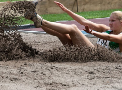 Sport im Freien macht mit einer Abdeckung für die Weitsprunggrube oder das Beachvolleyballfeld noch mehr Spaß.