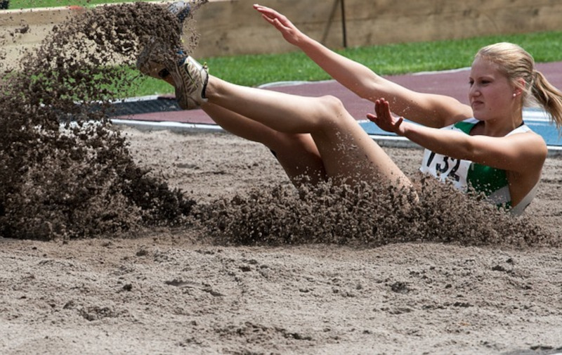 Sport im Freien macht mit einer Abdeckung für die Weitsprunggrube oder das Beachvolleyballfeld noch mehr Spaß.