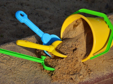Finden Sie jetzt mit dem KUBULUS Experten-Team das passende Material für Ihre Sandkastenabdeckung.