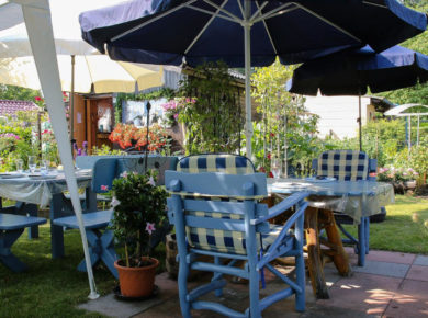 Damit Gartenmöbel, Sonnenschirm, Grill und Co. lange schön bleiben, sollten Sie die Gartenmöbel abdecken. Bildquelle: Pixabay
