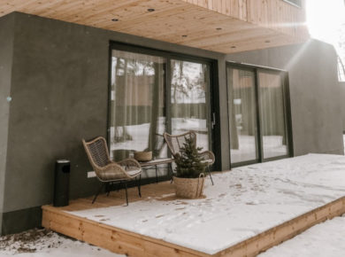 Mit einem flexiblen Wintergarten können Sie die Terrasse auch bei kalten Temperaturen nutzen.