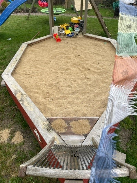 Sandkasten mit vielen Ecken im offenen Zustand.