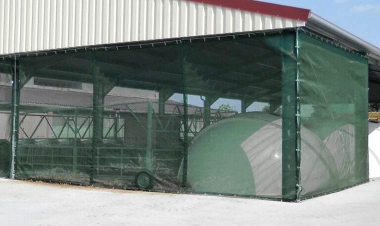 Windschutznetz für den Stall – So stehen Pferde, Kühe und Co. windgeschützt