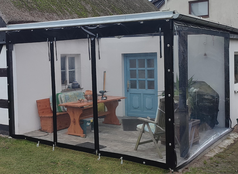 Terrasseneinhausung aus PVC mit großen Panoramafenstern