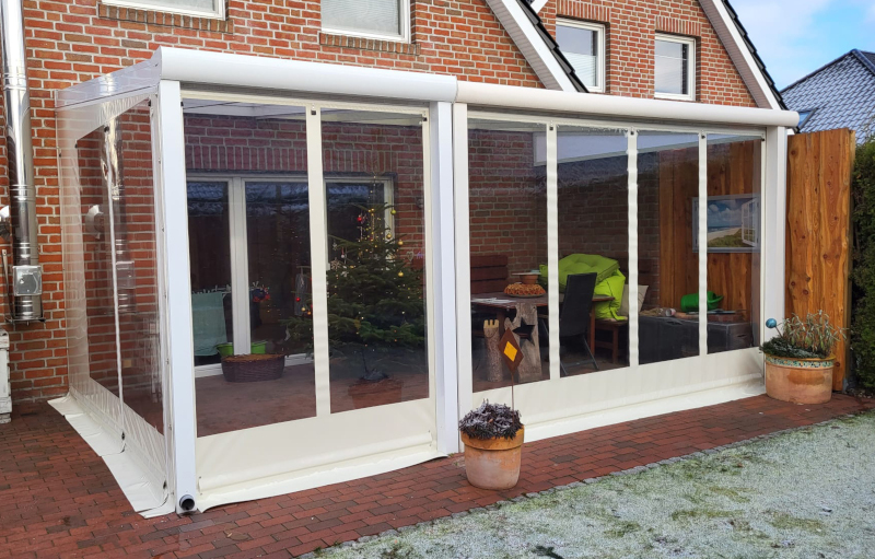 Terrassenplane aus PVC mit großen Fenstern