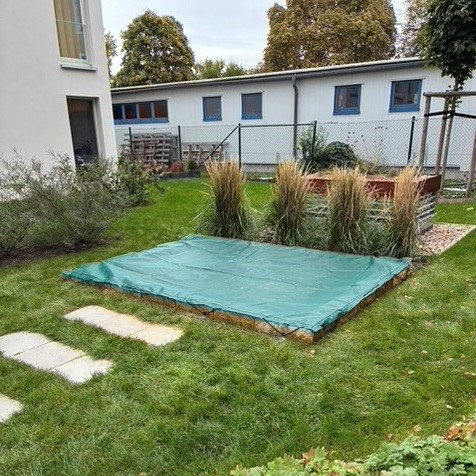 Gummierte Sandkastenabdeckung mit Gummiseil