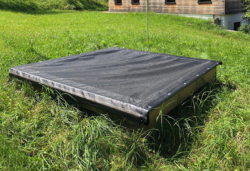 Gummierte Sandkastenabdeckung zum Auf- und Abrollen