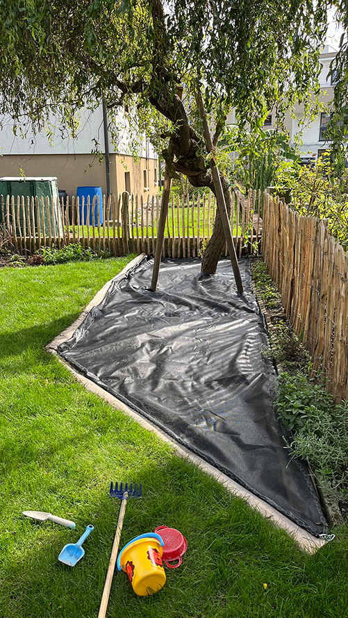 Gummierte Sandkastenabdeckung mit Aussparungen, Sonderformen und mit Gliederkette zum Beschweren.