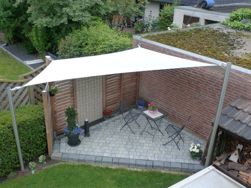 Sonnensegel aus Airtex über der Terrasse