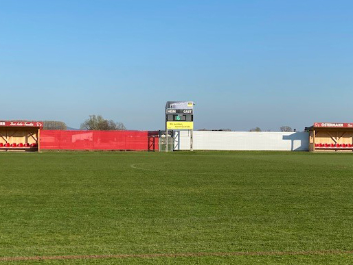 Sichtschutz am Sportplatz nachher