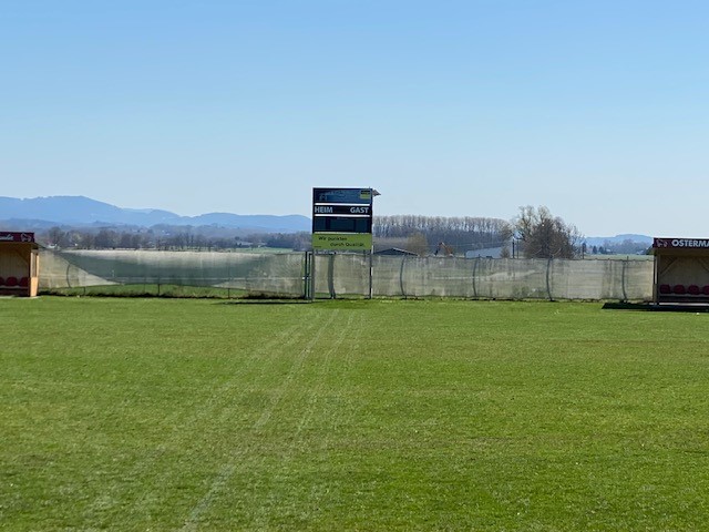 Sichtschutz am Sportplatz vorher