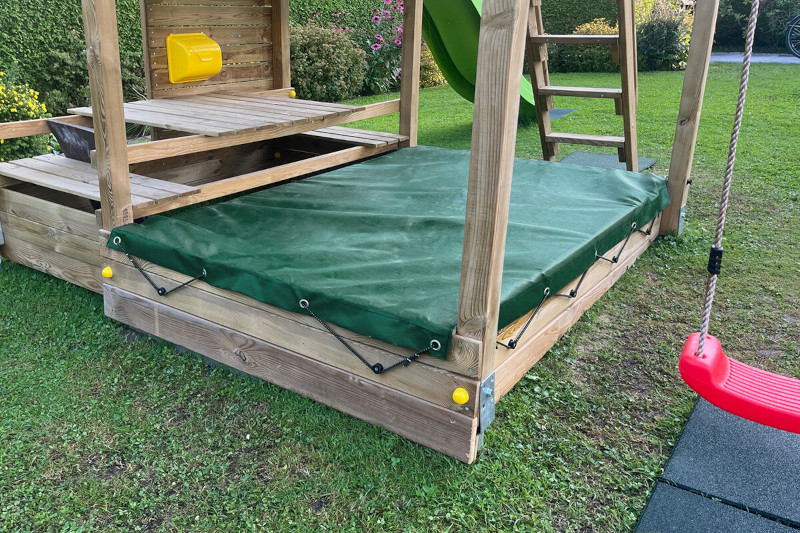 Gummierten Sandkastenabdeckung mit Aussparungen und Gummiseil