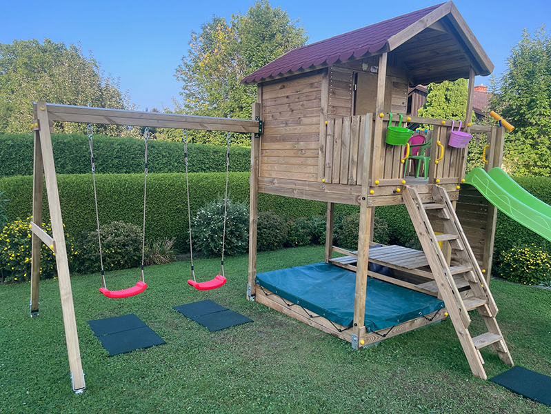 Gummierte Sandkastenabdeckung mit Aussparungen aufgrund eines Spielturms. 