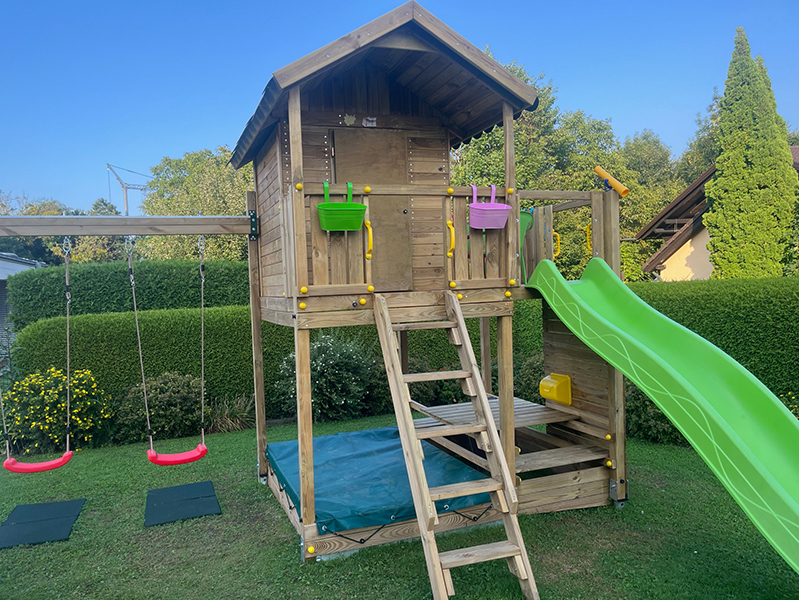 Sandkasten mit Spielturm: Gummierte Sandkastenabdeckung mit Gummiseil mit Aussparungen