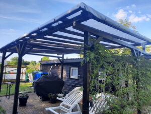 PVC Plane 680 g/m² als Überdachung einer Pergola