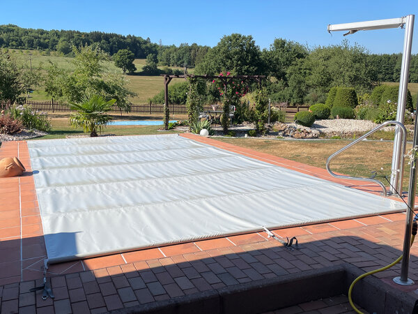 Pool abdecken mit einer PVC Poolplane - Pool richtig abdecken | KUBULUS Blog