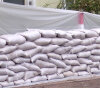 Sandsäcke im Einsatz zur Abwehr von Hochwasser