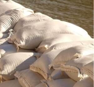 Sandsäcke im Einsatz zur Abwehr von Hochwasser