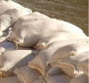 Sandsäcke im Einsatz zur Abwehr von Hochwasser